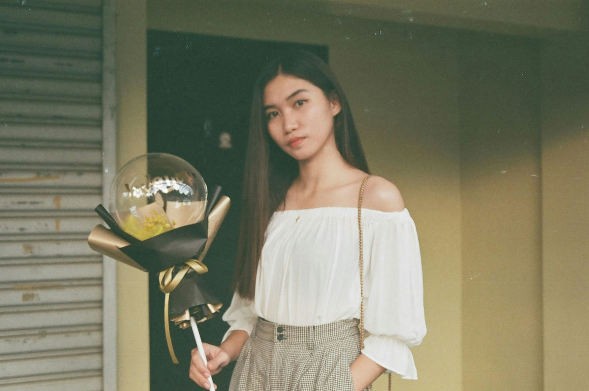 Shoulder Chic: The Fashion Forward Appeal of Off-Shoulder Balloon Sleeve Tops