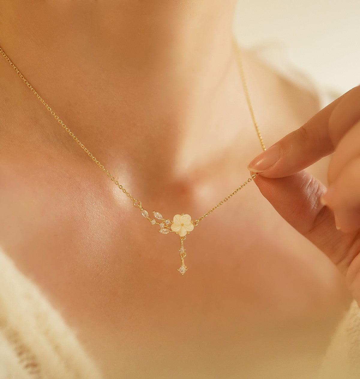 Plum Blossom Natural Mother Shell Exquisite Vintage Pearl Necklace - Trendha
