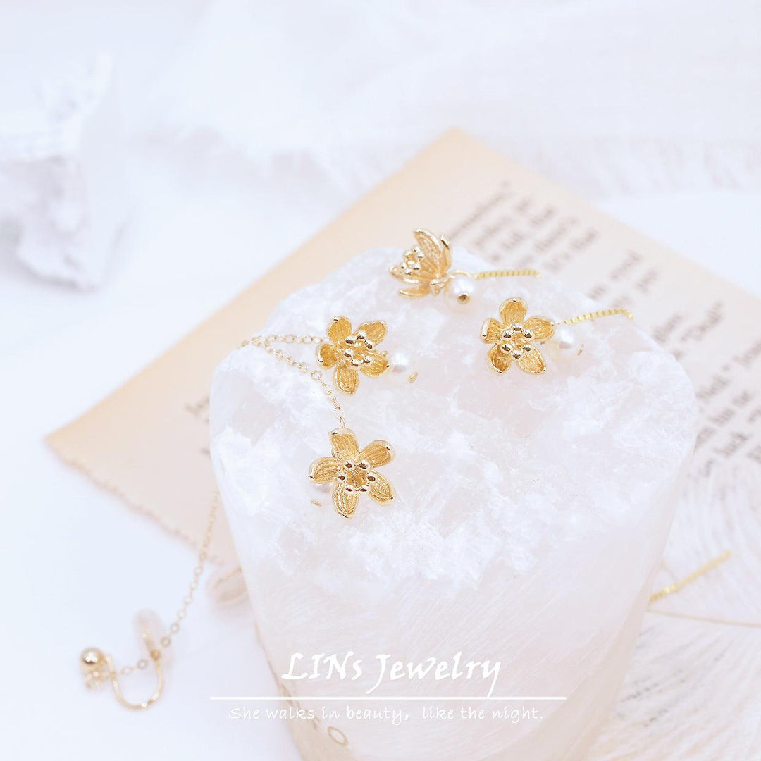 Water Lily Three-dimensional Lotus Pearl Bag Gold Ear Clip - Trendha