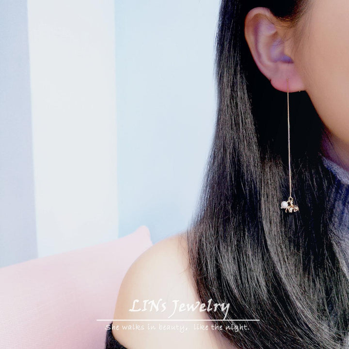 Water Lily Three-dimensional Lotus Pearl Bag Gold Ear Clip - Trendha