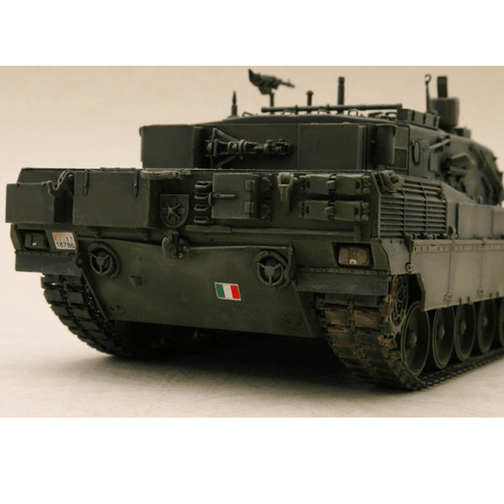 Trumpeter 1:35 Italian C1 Ariete DIY Assembled Tank Static Model Building Set - Trendha